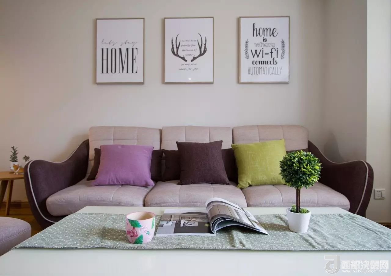 沙發(fā)背景墻選對(duì)裝飾畫，才能美了整個(gè)客廳空間！