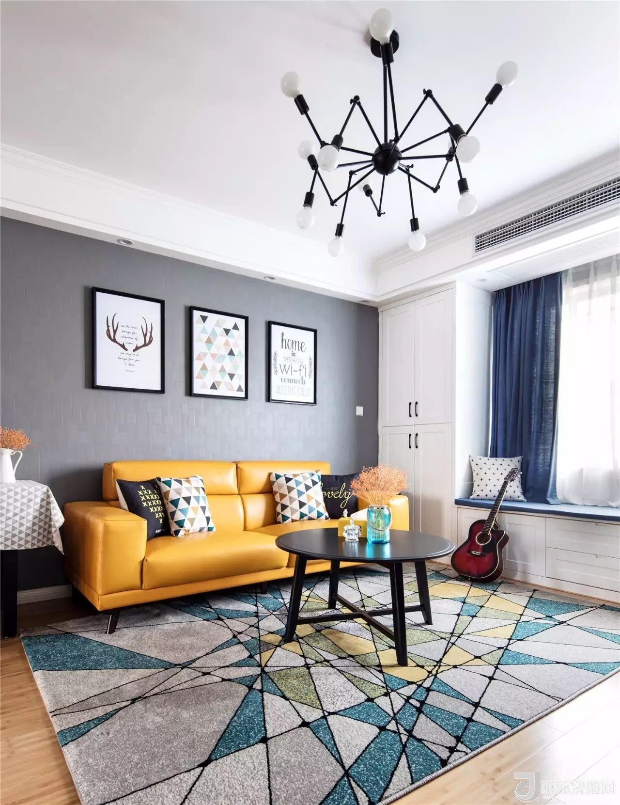 沙發(fā)背景墻選對(duì)裝飾畫，才能美了整個(gè)客廳空間！