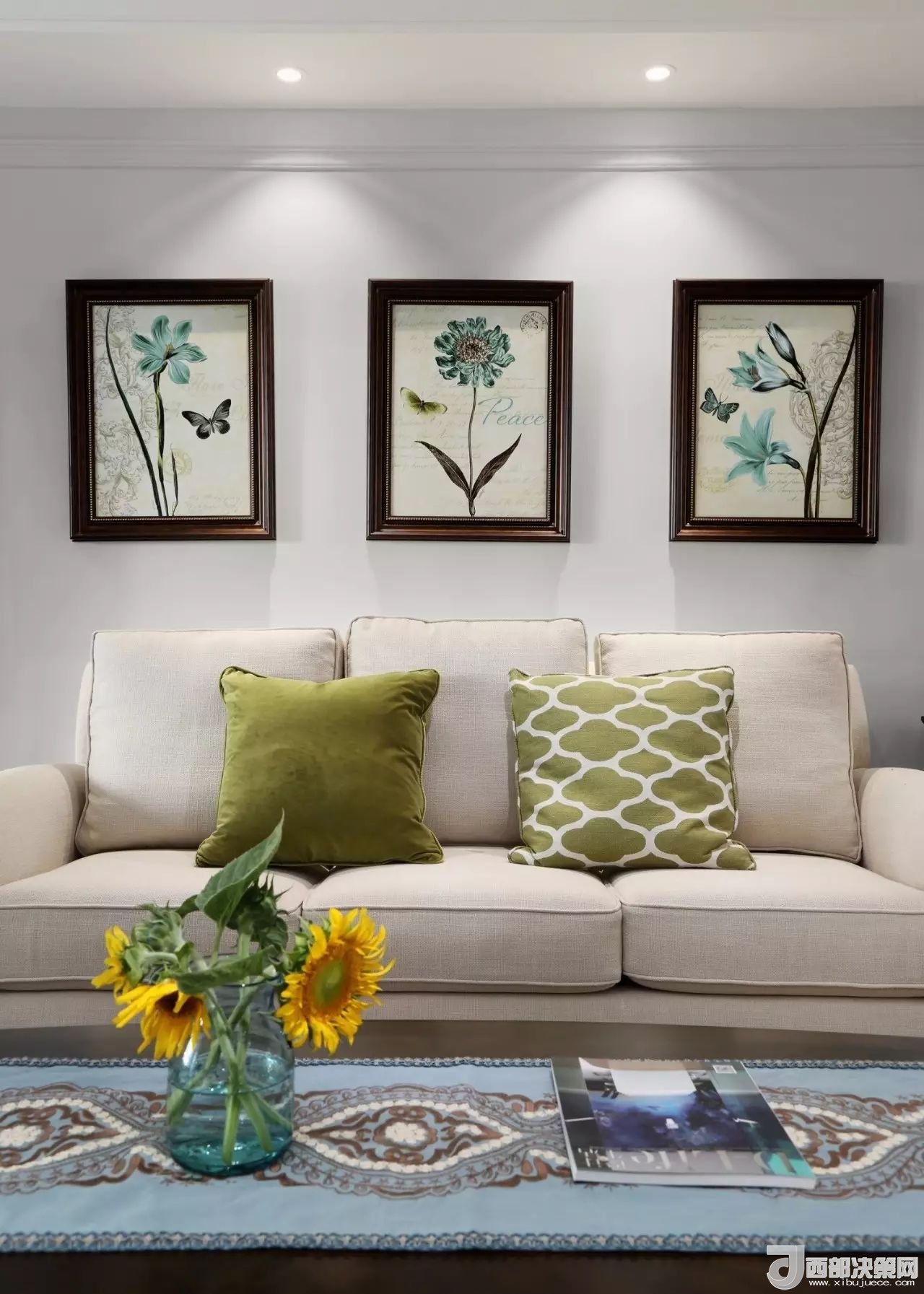 沙發(fā)背景墻選對(duì)裝飾畫，才能美了整個(gè)客廳空間！