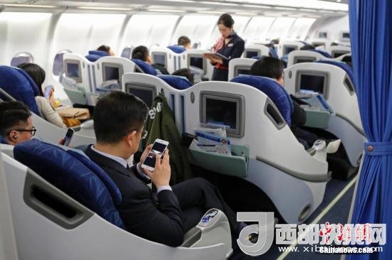 在東航MU5137航班上，旅客全程在飛行模式下可以使用手機。殷立勤 攝