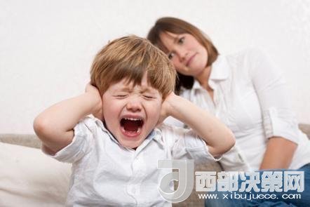 這時(shí)孩子可能會(huì)一直哭，甚至觀察父母的反應(yīng)。父母這時(shí)候可以讓他哭，哭累了自然就會(huì)停下，要讓孩子明白“鬧起來沒道理我不會(huì)心疼你”。