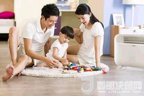 兒童時(shí)期，孩子好奇心強(qiáng)，喜歡“打破砂鍋問到底”、“探究性拆東西”、“自言自語做游戲”。這些聽似好笑，看似頑皮的言行舉止，恰恰就是孩子創(chuàng)造火花的閃現(xiàn)。心理學(xué)家鄧斯克認(rèn)為，小孩子在游戲中的“假裝”會(huì)大大促進(jìn)他們的發(fā)散思維。