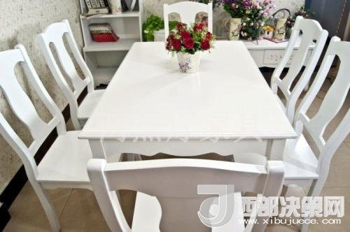 喜歡白色餐桌 但椅子該如何搭配？