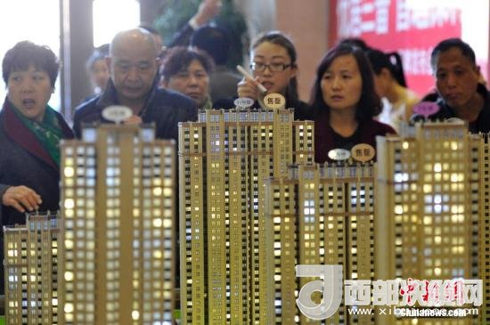 資料圖：民眾選購(gòu)商品房。 <a target='_blank' >中新社</a>記者 韋亮 攝