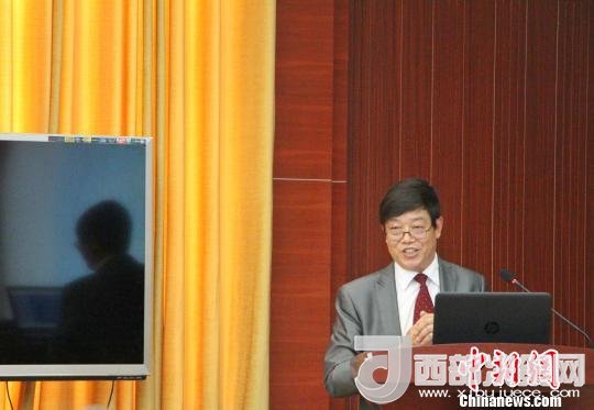 圖為中南大學(xué)教授歐陽友權(quán)在現(xiàn)場作了題為“我國文化產(chǎn)業(yè)發(fā)展的三大拐點(diǎn)與高校的責(zé)任”報(bào)告。　趙曉 攝