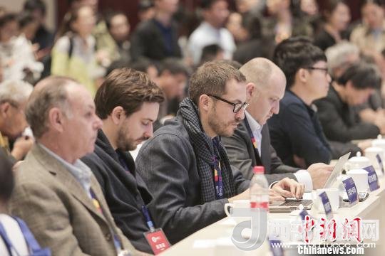 河北工業(yè)設(shè)計創(chuàng)新中心(以下簡稱HIDC)啟動儀式暨“設(shè)計促轉(zhuǎn)型·創(chuàng)新贏未來”國際工業(yè)設(shè)計工作坊26日在河北省省會石家莊市舉行。圖為與會各國設(shè)計師?！⌒ば?攝