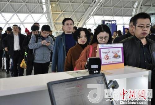 圖為旅客等待進(jìn)入客艙?！慰∶?攝