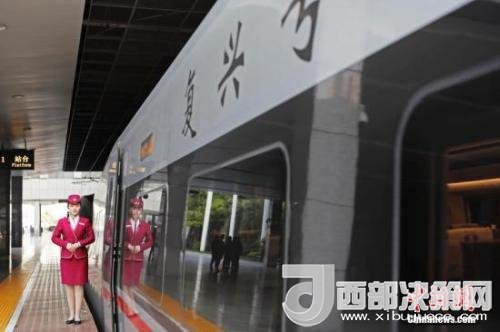 資料圖：4月10日，列車員在“復興號”列車旁迎接旅客的到來。 <a target='_blank'  data-cke-saved- >中新社</a>記者 殷立勤 攝