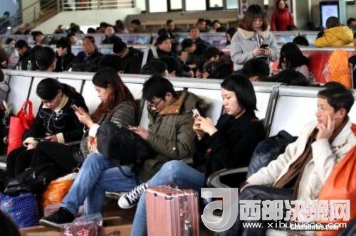 資料圖：移動互聯(lián)網(wǎng)時代，旅客都拿著手機打發(fā)時間。<a target='_blank' >中新社</a>記者 王中舉 攝