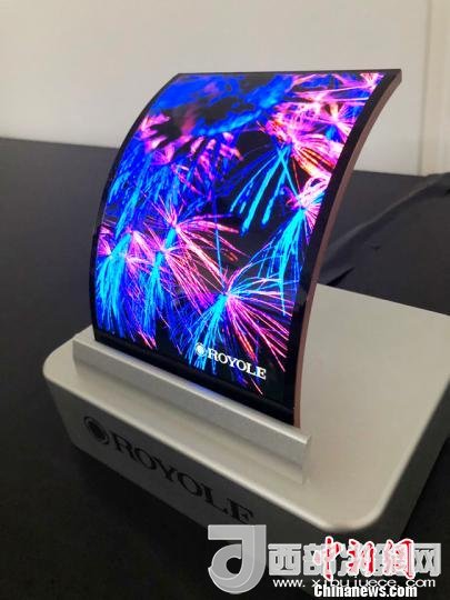 柔宇科技全柔性顯示屏在固定曲面上的應(yīng)用?！∪嵊羁萍脊﹫D 攝