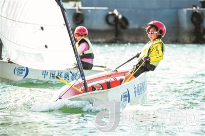 青島市北區(qū)立新小學(xué)學(xué)生參加2017年中國(guó)杯青少年帆船OP項(xiàng)目比賽。孫軍/攝