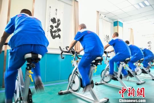 山西省戒毒人員正在進行身體鍛煉?！⊥踅ㄜ?攝