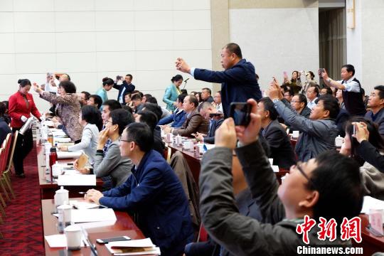 圖為與會(huì)嘉賓認(rèn)真聽取專家演講?！±铍h 攝