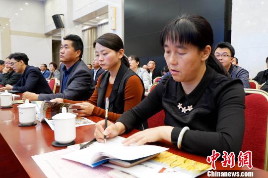 圖為與會(huì)嘉賓聆聽專家演講?！±铍h 攝