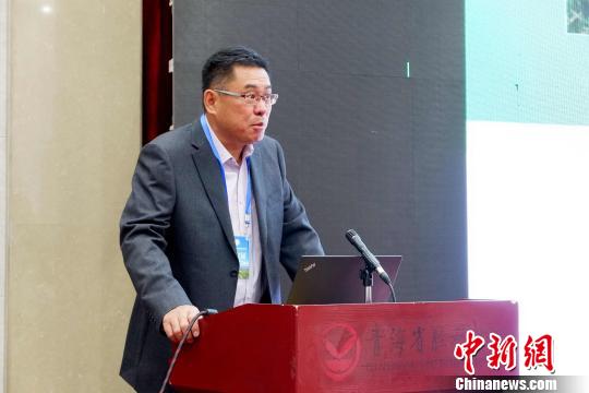 圖為青海省農(nóng)林科學(xué)院副院長、國家大麥青稞產(chǎn)業(yè)技術(shù)體系崗位科學(xué)家遲德釗正在發(fā)言。　李雋 攝