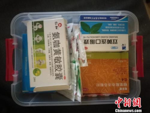 圖為家里的藥盒。 謝藝觀 攝
