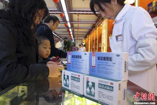 資料圖：北京一家老字號藥店內(nèi)，前來購買藥品的市民絡(luò)繹不絕。<a target='_blank'  data-cke-saved- ><p  align=