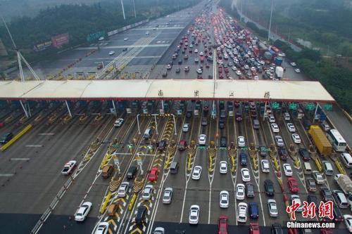 資料圖：車輛通過收費(fèi)站。<a target='_blank'  data-cke-saved- ><p  align=