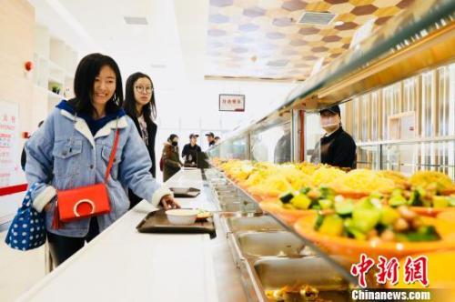 　資料圖：消費(fèi)者在餐廳就餐?！惴?攝