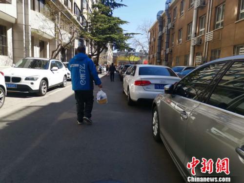 圖為餓了么配送員正在送餐。 謝藝觀 攝