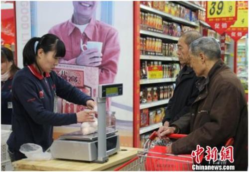 資料圖：在保定市北市區(qū)一家大型超市內(nèi)，促銷員正在為購買雞蛋的市民稱量、打包。李芳華 攝