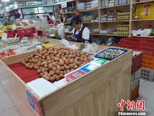 圖為菜市場里賣的雞蛋。 謝藝觀 攝