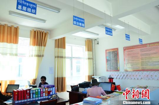 圖為塔秀村的便民服務(wù)大廳?！◆?shù)り?攝