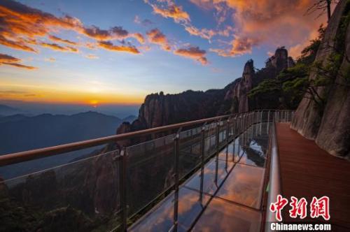  資料圖：霞光映照在三清山棧道玻璃上。　婁永平 攝