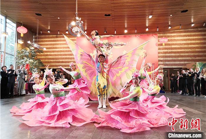 圖為雜技演員通過精湛的技藝贏得了滿堂喝彩?！「拭C省文化和旅游廳網(wǎng)站 攝