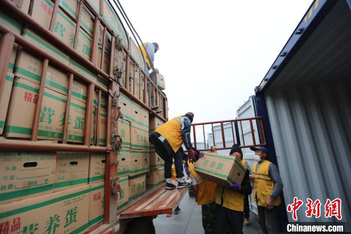 圖為鐵路裝卸作業(yè)人員正在將云南特色農(nóng)產(chǎn)品裝入集裝箱。　楊航 攝