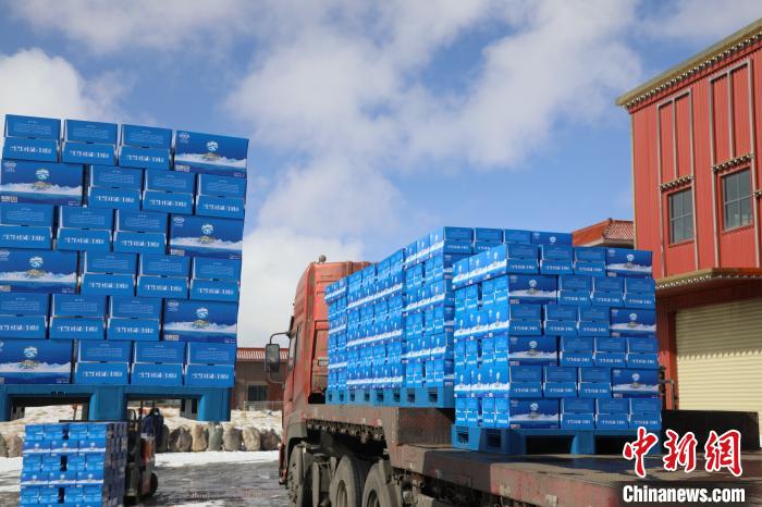 圖為當(dāng)雄的冰川礦泉水裝車，即將發(fā)往湖北?！‘?dāng)雄縣 供圖 攝