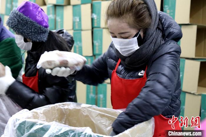 當(dāng)雄縣民眾將牦牛肉裝箱。　當(dāng)雄縣 供圖 攝