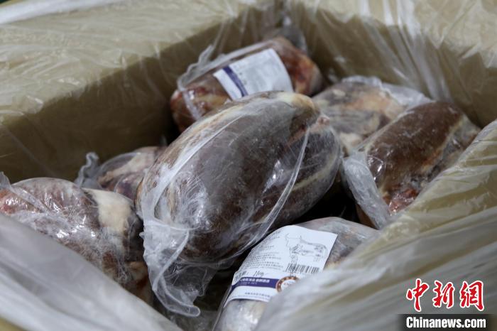 當(dāng)雄縣援鄂物資中的牦牛肉，圖中的為腱子肉，是牦牛肉中的“極品”?！‘?dāng)雄縣 供圖 攝