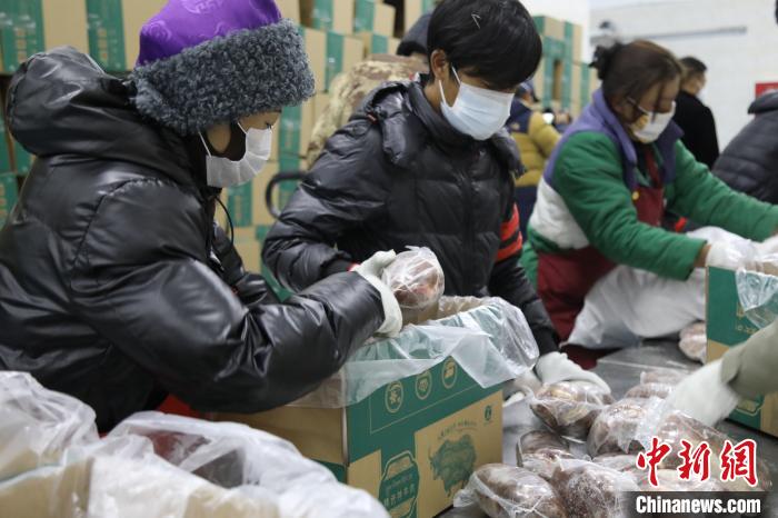 當(dāng)雄縣民眾打包當(dāng)?shù)氐奶禺a(chǎn)，“有身份證”牦牛肉。　當(dāng)雄縣 供圖 攝