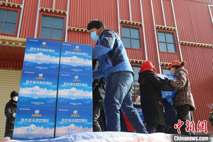 西藏當(dāng)雄給湖北荊州送去冰川礦泉水、牦牛肉等物資