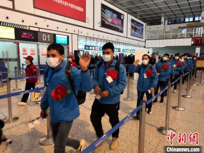 外出務(wù)工人員有序排隊(duì)辦理登記手續(xù)。　孫友軍 攝