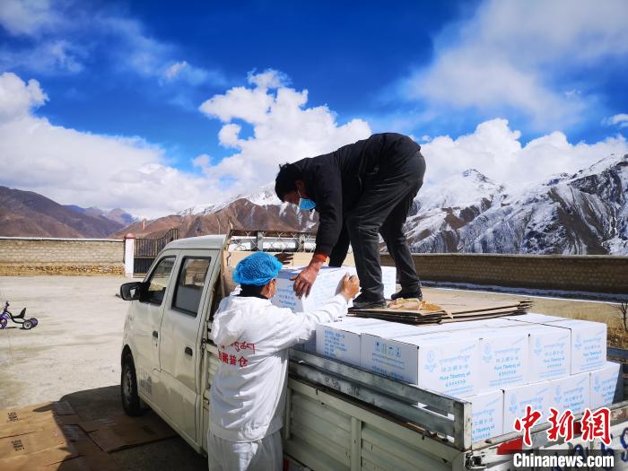 圖為工作人員搬運物資。堆龍德慶區(qū)宣傳部供圖