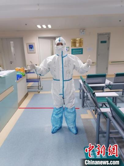 徐陶在工作中。四川援助湖北醫(yī)療隊(duì)供圖