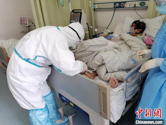 徐陶在工作中。四川援助湖北醫(yī)療隊(duì)供圖