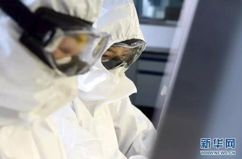 ▲資料圖片：負(fù)責(zé)新型冠狀病毒核酸檢測(cè)的工作人員，在實(shí)驗(yàn)室進(jìn)行樣本處理。（新華社發(fā) 周牧 攝）