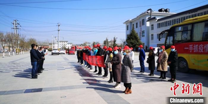 圖為甘肅禮縣，歡送首批乘“專車”赴浙江的務(wù)工人員。(資料圖) 田瑞萍 攝