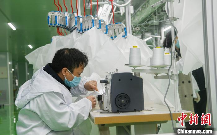 工人生產(chǎn)防護(hù)服，保障抗疫物資供應(yīng)。廣安市委宣傳部供圖