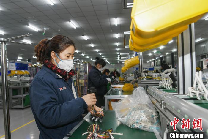 工人戴著口罩搶抓生產(chǎn)?！】到?攝