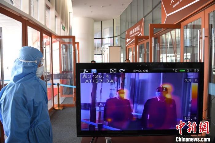 圖為游客步行通過紅外線測(cè)溫通道。　楊艷敏 攝