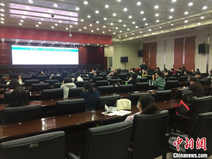 山西選派554名疫情防控指導(dǎo)員駐校指導(dǎo)高三年級開學(xué)疫情防控?！「呷鸱?攝