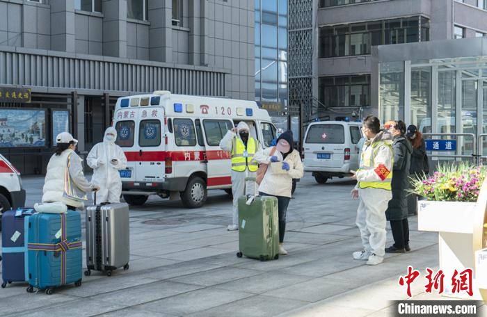 圖為呼和浩特車(chē)站“外防輸入”?！∠牧?攝