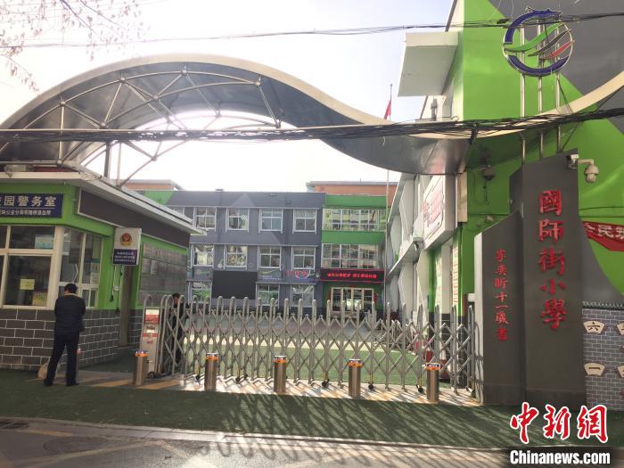 校門口設(shè)置臨時(shí)等候區(qū)，區(qū)域四周5米為禁行區(qū)?！「呷鸱?攝