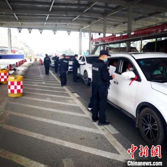 圖為云南一邊境檢查站防控疫情同時(shí)嚴(yán)防境外毒品滲透?！≡颇鲜」矎d供圖 攝