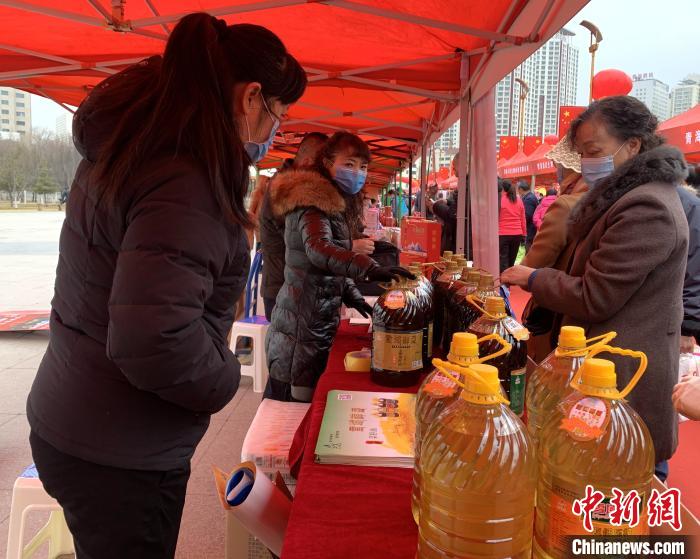 圖為市民們正在采購商品。　孫睿 攝