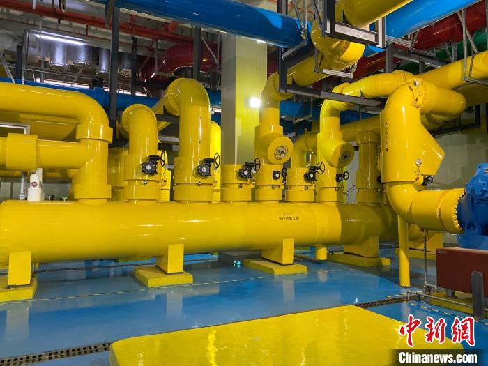 圖為中國(guó)移動(dòng)云南數(shù)據(jù)中心冷卻系統(tǒng)?！⊥蹯簛?攝